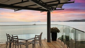 Outdoor dining - Villa Maris- Beachfront Bliss in Soldiers Point (Soldiers Point)