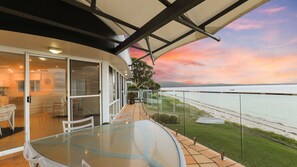 Outdoor dining - Villa Maris- Beachfront Bliss in Soldiers Point (Soldiers Point)