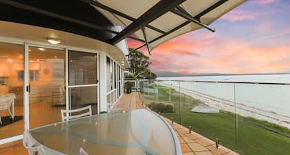 Villa Maris- Beachfront Bliss in Soldiers Point