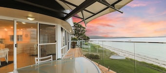 Villa Maris- Beachfront Bliss in Soldiers Point