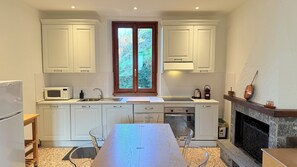 Fridge, microwave, oven, stovetop - Fedis Home - Along the Scenic Como Greenway (Lenno)