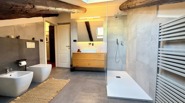 Dusche, Haartrockner, Bidet, Handtücher