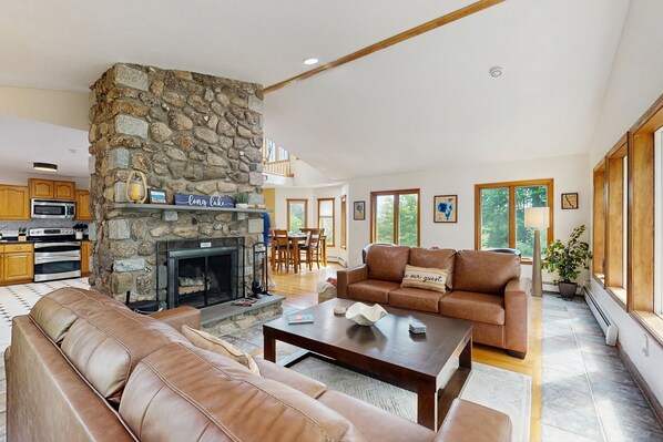 TV, books - Serene Hilltop Home with Breathtaking Mountain Views, Fireplace, and Wifi (Naples)