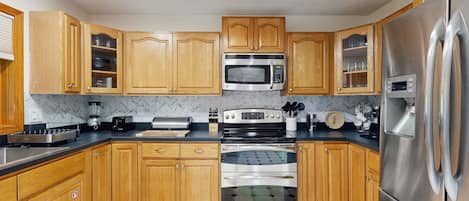 Refrigerador, microondas, horno y parrilla de estufa