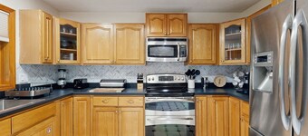 Serene Hilltop Home with Breathtaking Mountain Views, Fireplace, and Wifi