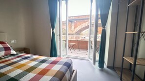 Panorama tweepersoonskamer, balkon | Een bureau, gratis wifi