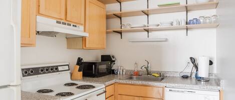 Réfrigérateur, micro-ondes, four, plaque de cuisson