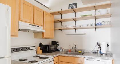 Westown 1BR Apt Near Fiserv, Baird, and Theater District