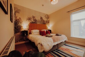 3 bedrooms, desk, iron/ironing board, travel cot