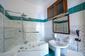 Dusche, Whirlpool, Haartrockner, Bidet