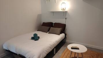 Silitysrauta/-lauta, Wi-Fi, vuodevaatteet