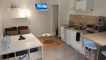 Een strijkplank/strijkijzer, wifi, beddengoed