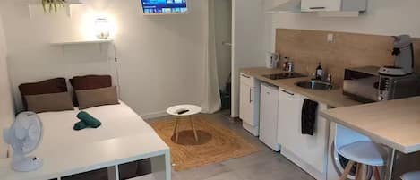 Iron/ironing board, WiFi, bed sheets