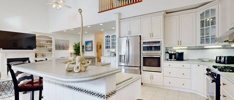 冷蔵庫、電子レンジ、オーブン、コンロ