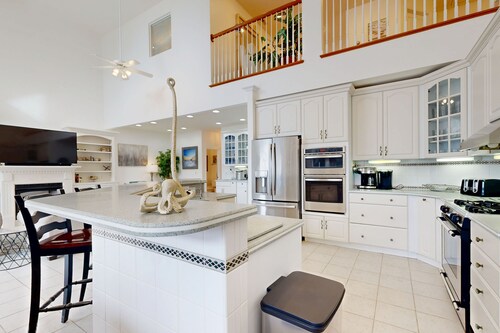 Spacious 5 bedroom, waterfront home w/grill, firepit, full kitchen & shared pool