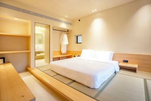 Chambre triple familiale, vue sur le jardin | Système d’insonorisation, accès au Wi-Fi (inclus)