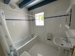 Ducha, secador de pelo, toallas, papel higiénico