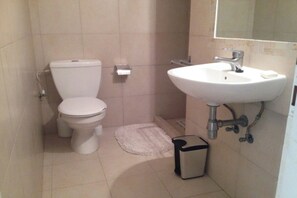Hair dryer, towels, soap, toilet paper - Lovely studio by the beach (Herzliya)