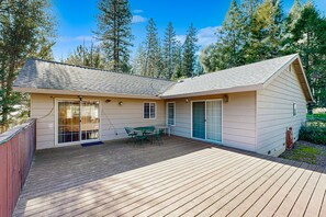 Outdoor dining - Family-friendly home with deck, stainless steel appliances, & spacious yard (Groveland)