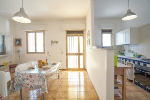 Vila standard, 2 quartos (Dimora Del Mare Near The Sea) | Cozinha privada | Geladeira, fogão, cooktop, cafeteira/chaleira