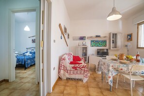 En 21-tommers TV med kabel-kanaler