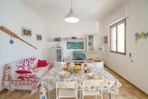 Standardvilla - flere soveværelser (Dimora Del Mare Near The Sea) | Opholdsområde | 21-tommers tv med kabelkanaler