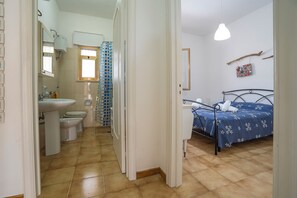 Ducha y bañera combinadas, bidé, toallas y jabón