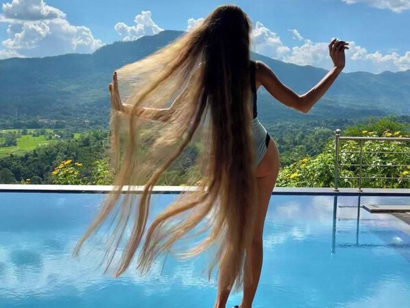 Una piscina al aire libre