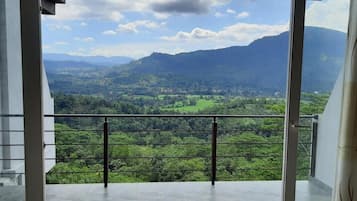 Deluxe driepersoonskamer | Uitzicht vanaf balkon