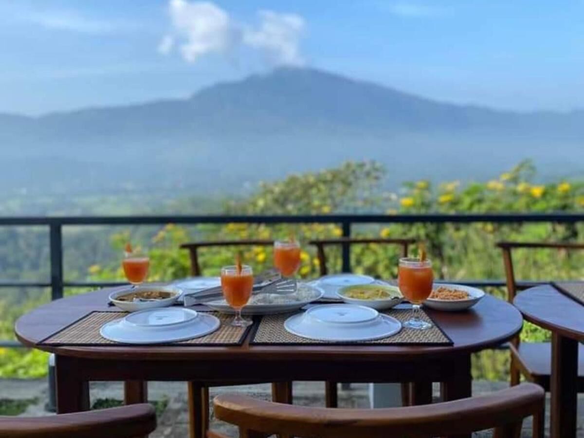 Daily continental breakfast (USD 10 per person)