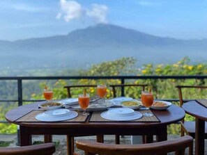 Desayuno continental diario (USD 10 por persona)