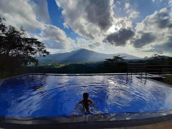 Açık yüzme havuzu 