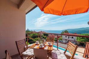 Outdoor dining - ORANGE - E&T apartments with a beautiful pool (Rabac)