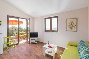 TV - LIME - E&T apartments with a beautiful pool (Rabac)