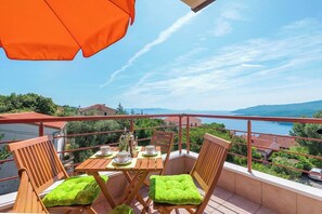 Outdoor dining - LIME - E&T apartments with a beautiful pool (Rabac)