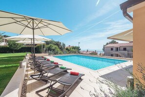 Pool - LIME - E&T apartments with a beautiful pool (Rabac)