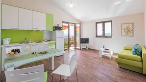 TV - LIME - E&T apartments with a beautiful pool (Rabac)