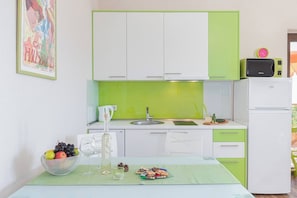 Fridge, microwave, stovetop, dishwasher - LIME - E&T apartments with a beautiful pool (Rabac)