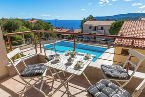 Outdoor dining - RED - E&T apartments with a beautiful pool (Rabac)