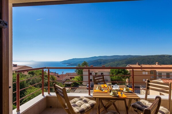 Outdoor dining - YELLOW - E&T apartments with a beautiful pool (Rabac)