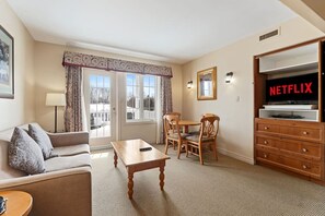 TV - Peaceful Escape King Bed and Outdoor Activities (Shanty Bay)