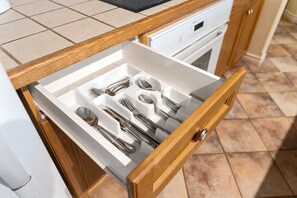 Interior - Peaceful Escape King Bed and Outdoor Activities (Shanty Bay)