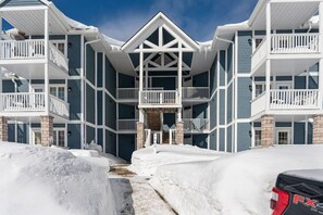 Exterior - Resort Style w/ Balcony, Hot Tub and Full Kitchen (Shanty Bay)