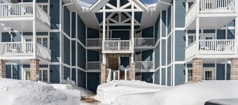 Resort Style w/ Balcony, Hot Tub and Full Kitchen