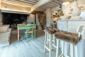 Casa, pati, vistes al jardí | Cuina privada | Frigorífic, microones, forn i placa de cuina