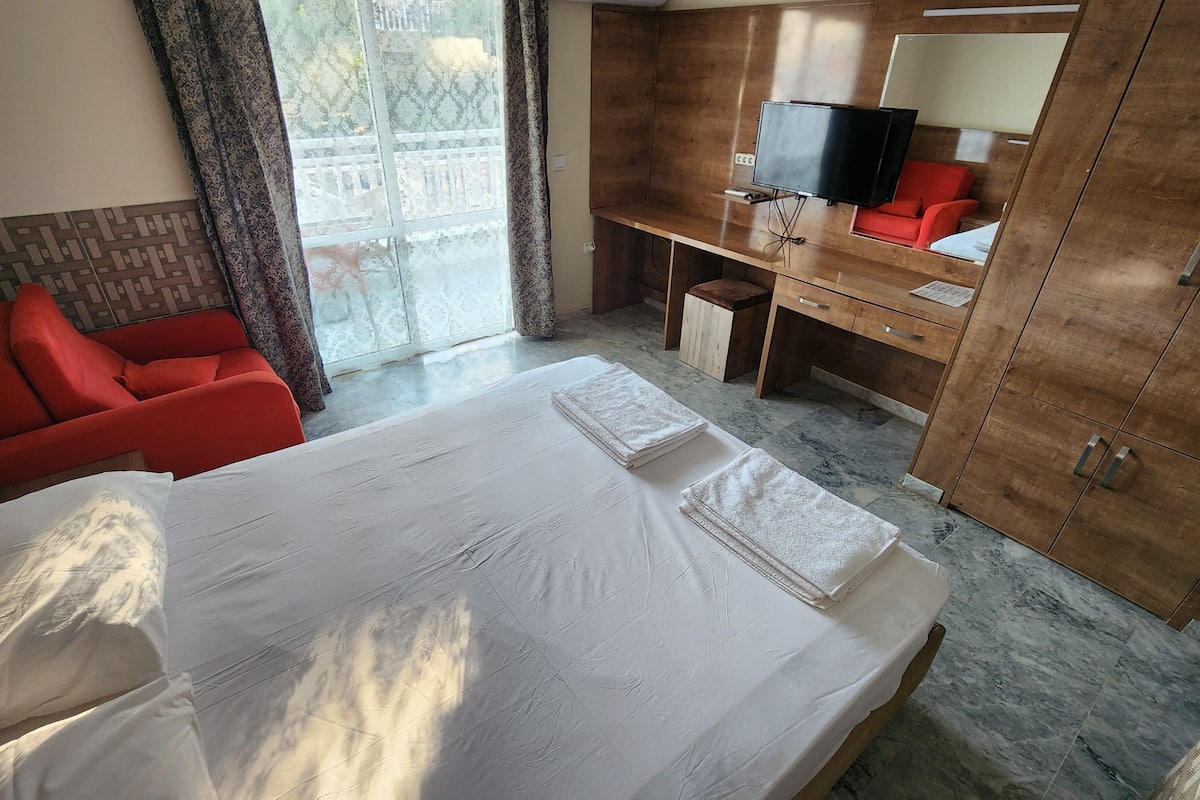 Standard Studio | 1 bedroom, in-room safe, bed sheets