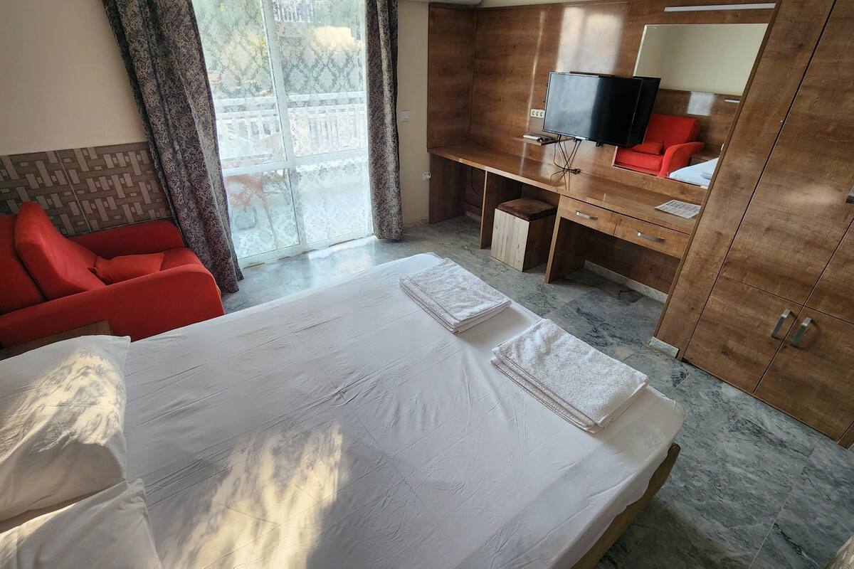 Standard Studio | 1 bedroom, in-room safe, bed sheets