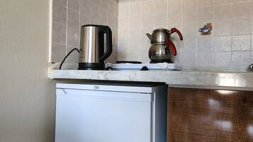 Appartement | Cuisine privée | Mini-réfrigérateur, surface de cuisson, vaisselle et ustensiles