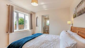 4 bedrooms, iron/ironing board, free wired Internet, bed sheets