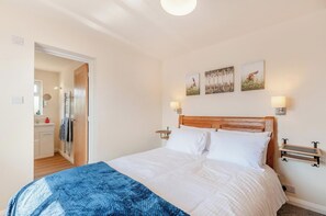 House | 4 bedrooms, iron/ironing board, free wired internet, bed sheets